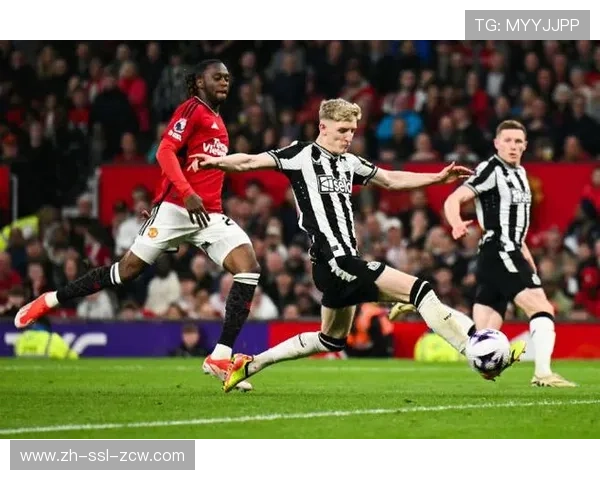 纽卡斯尔对阵曼联比赛中，两次射门击中门框